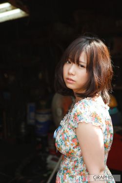 他走在街上用遥控器要我
